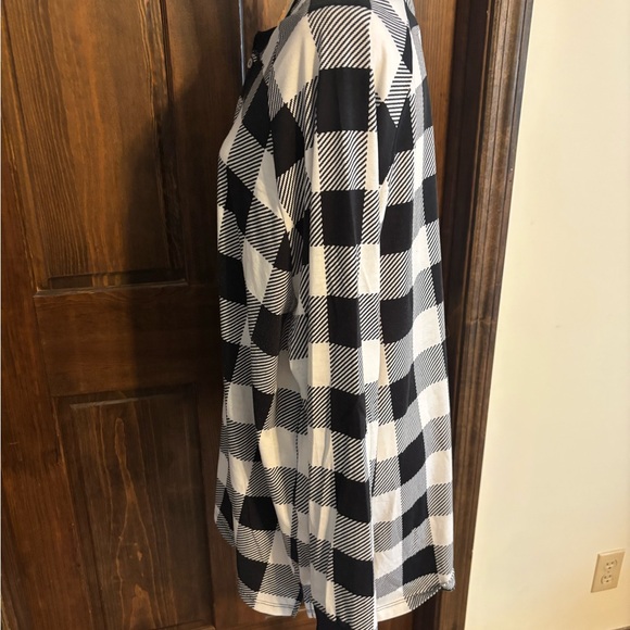 LuLaRoe Mark Henley Top - Picture 2 of 4